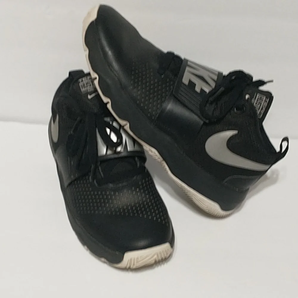 Nike Team Hustle D8 /Youth Basketball Shoes /Sneakers Black 881941-001